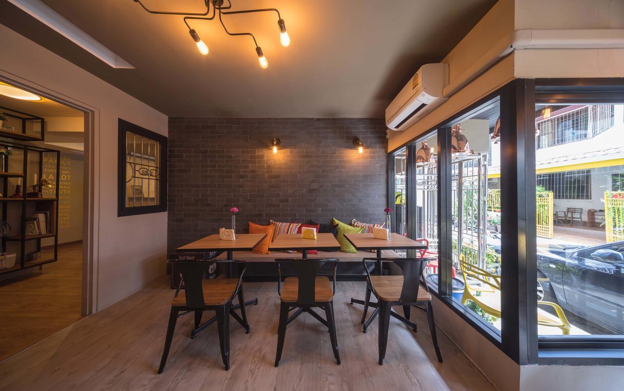 Augusta Hostel Bangkok Luaran gambar